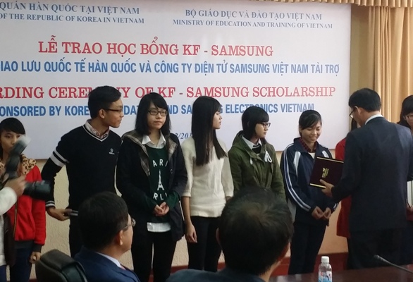 Trao học bổng KF-Samsung cho học sinh, sinh viên nghèo vượt khó